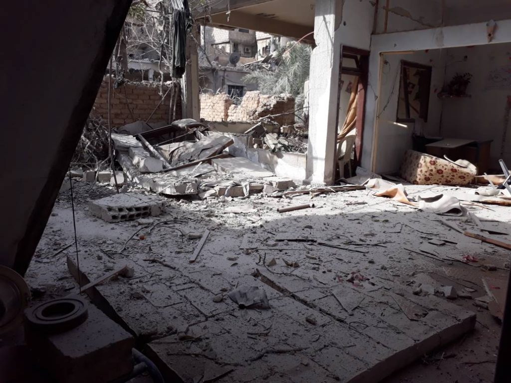 كادر نسوي ينجو من قصف جوي شرق دمشق